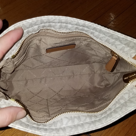 Mk Jet Set Large Messager Bag Vanilla - Picture 10 of 13